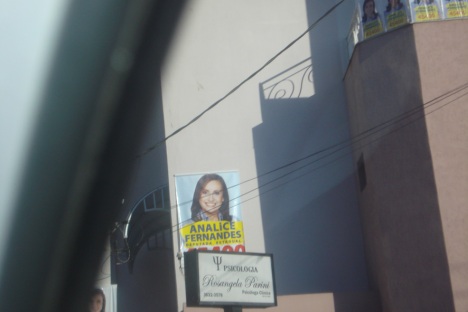 Banner da candidata Analice Fernandes PSDB colocado na casa do Prefeito Parini - PT de Jales